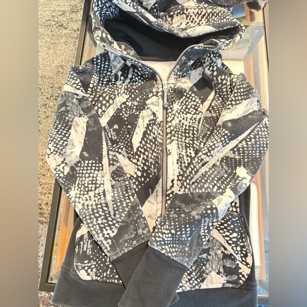 Lululemon Black and White Patterned Hoodie